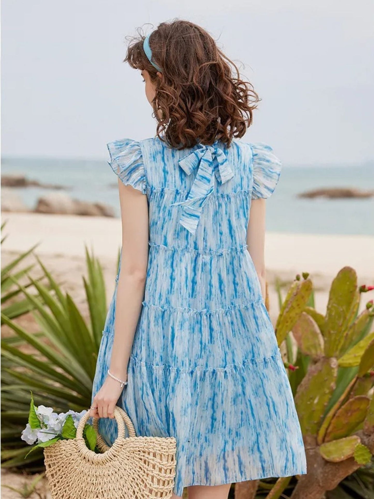 Mini vestido com corte A, padrão tie-dye e babados