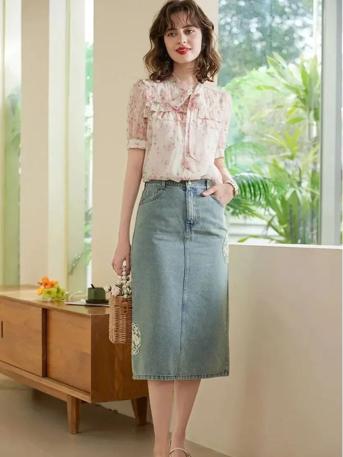 Camisa de manga curta com estampa de flores e detalhe de laço