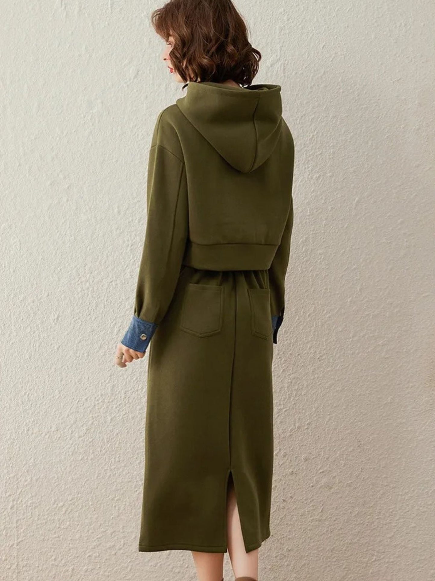 Conjunto Todelt com Sweater com Capuz e Vestido Midi