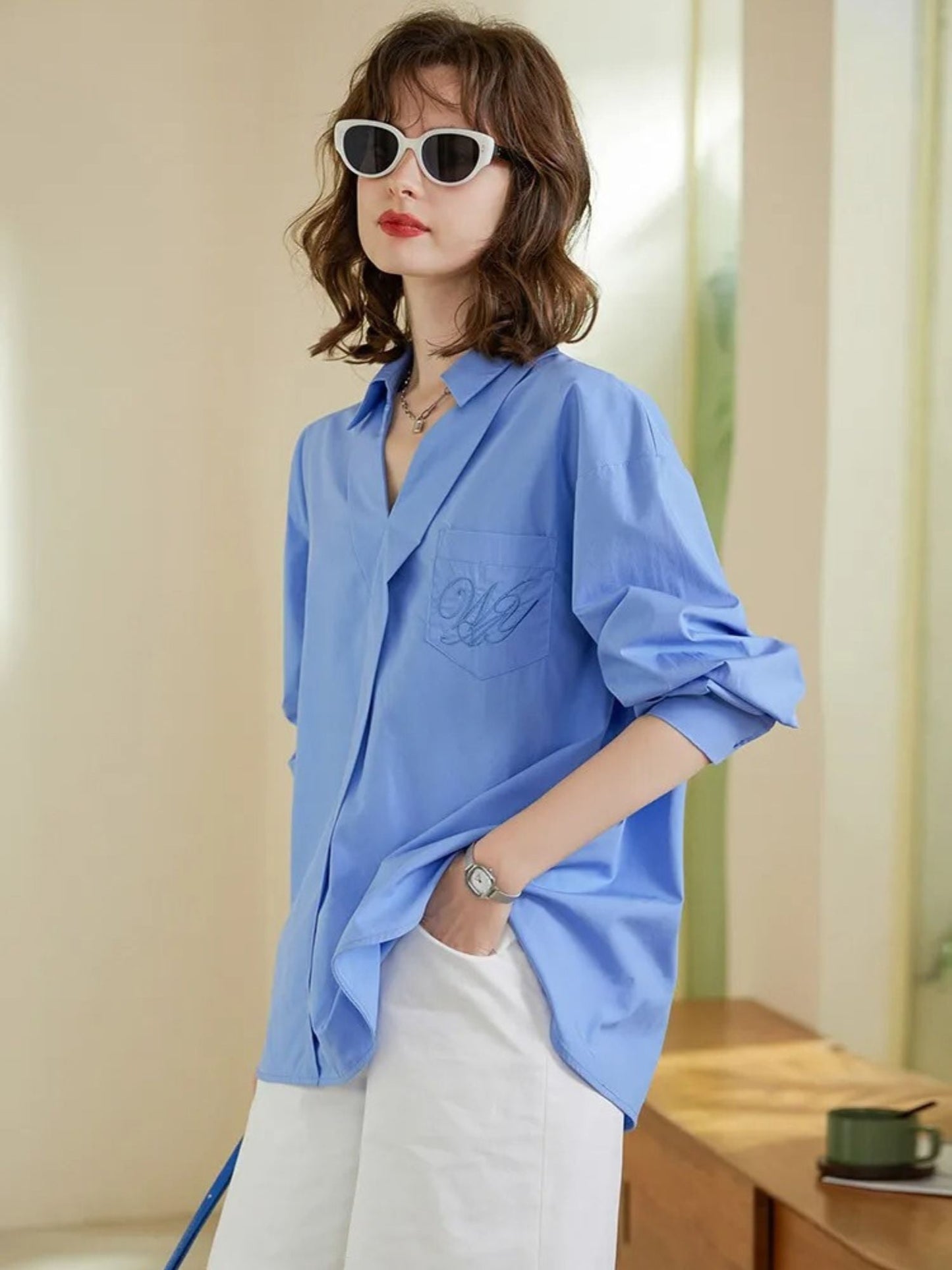 Camisa de manga longa com decote em V e bordado
