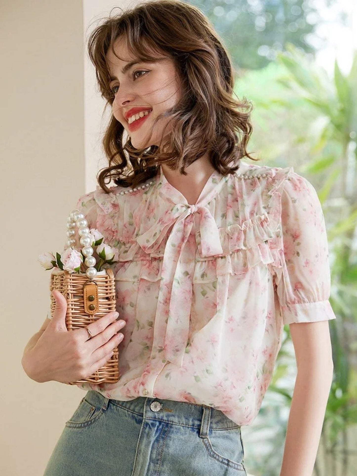 Camisa de manga curta com estampa de flores e detalhe de laço
