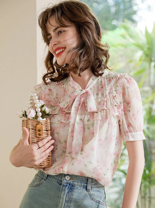 Camisa de manga curta com estampa de flores e detalhe de laço