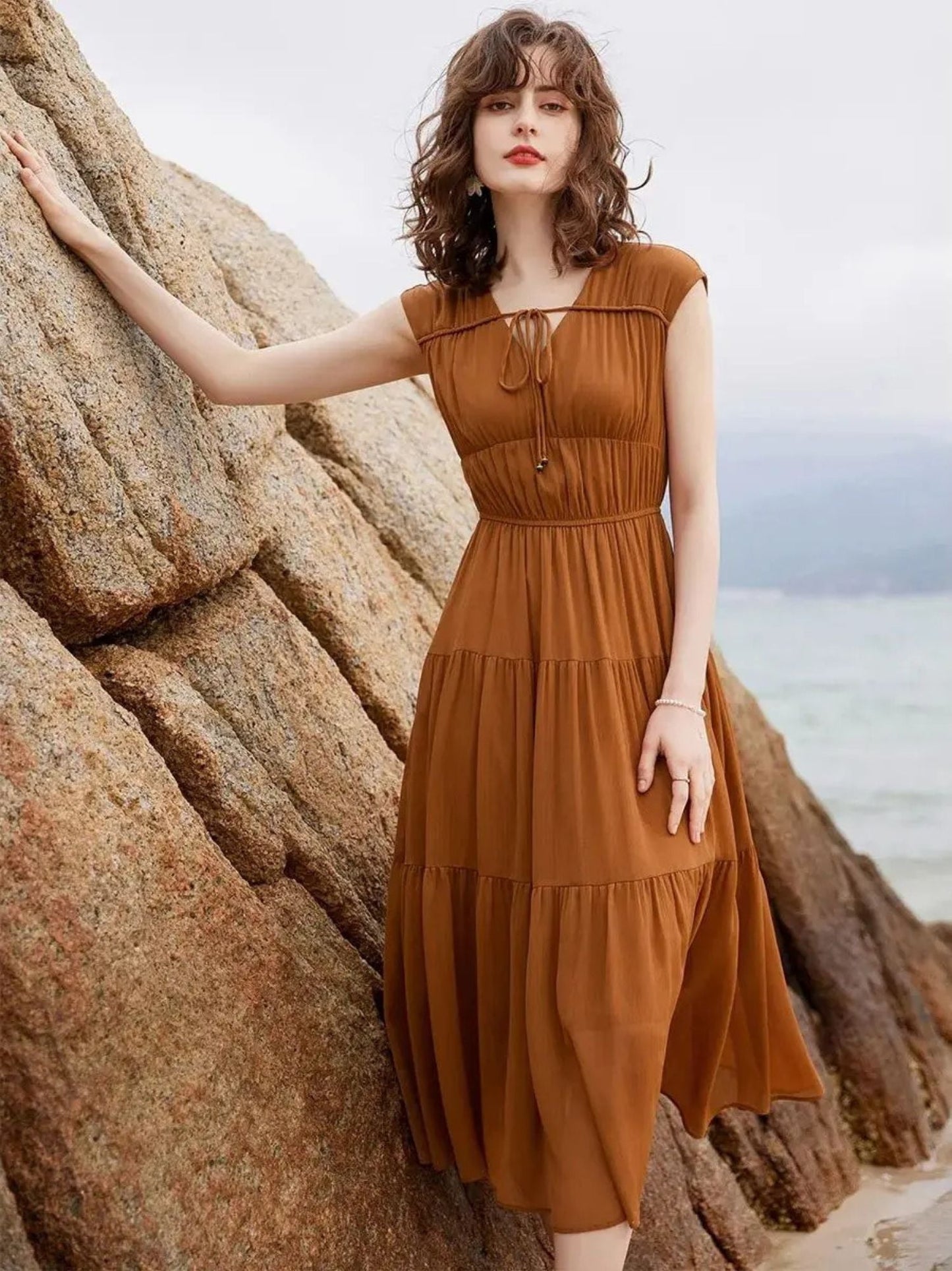 Vestido Longo com Decote V, Laço e Saia em Camadas