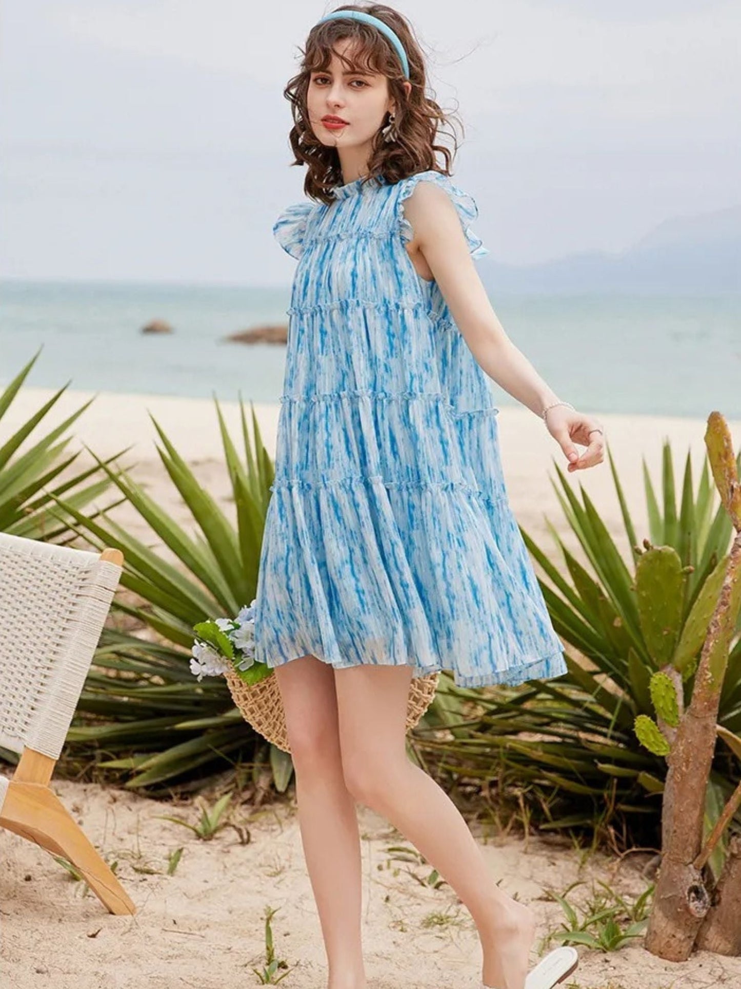 Mini vestido com corte A, padrão tie-dye e babados