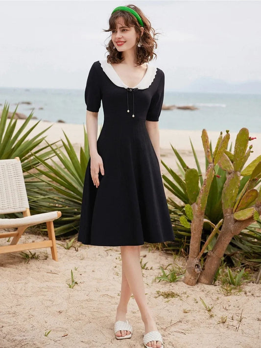 Vestido Evasê com Gola em Contraste