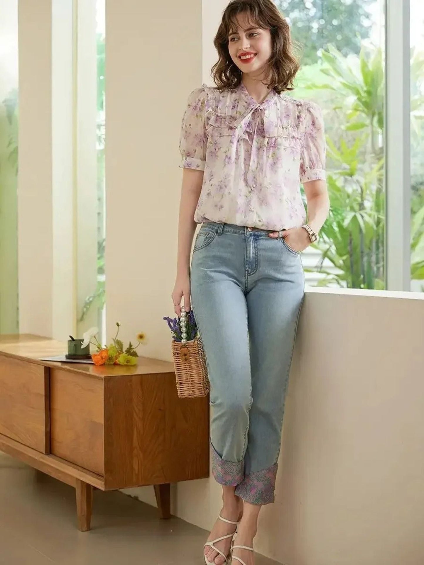 Camisa de manga curta com estampa de flores e detalhe de laço