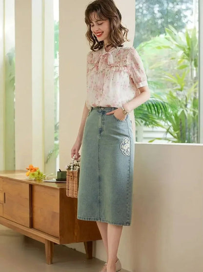 Camisa de manga curta com estampa de flores e detalhe de laço