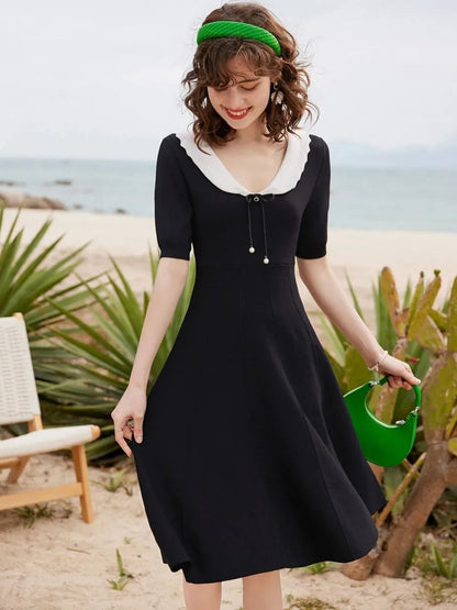 Vestido Evasê com Gola em Contraste