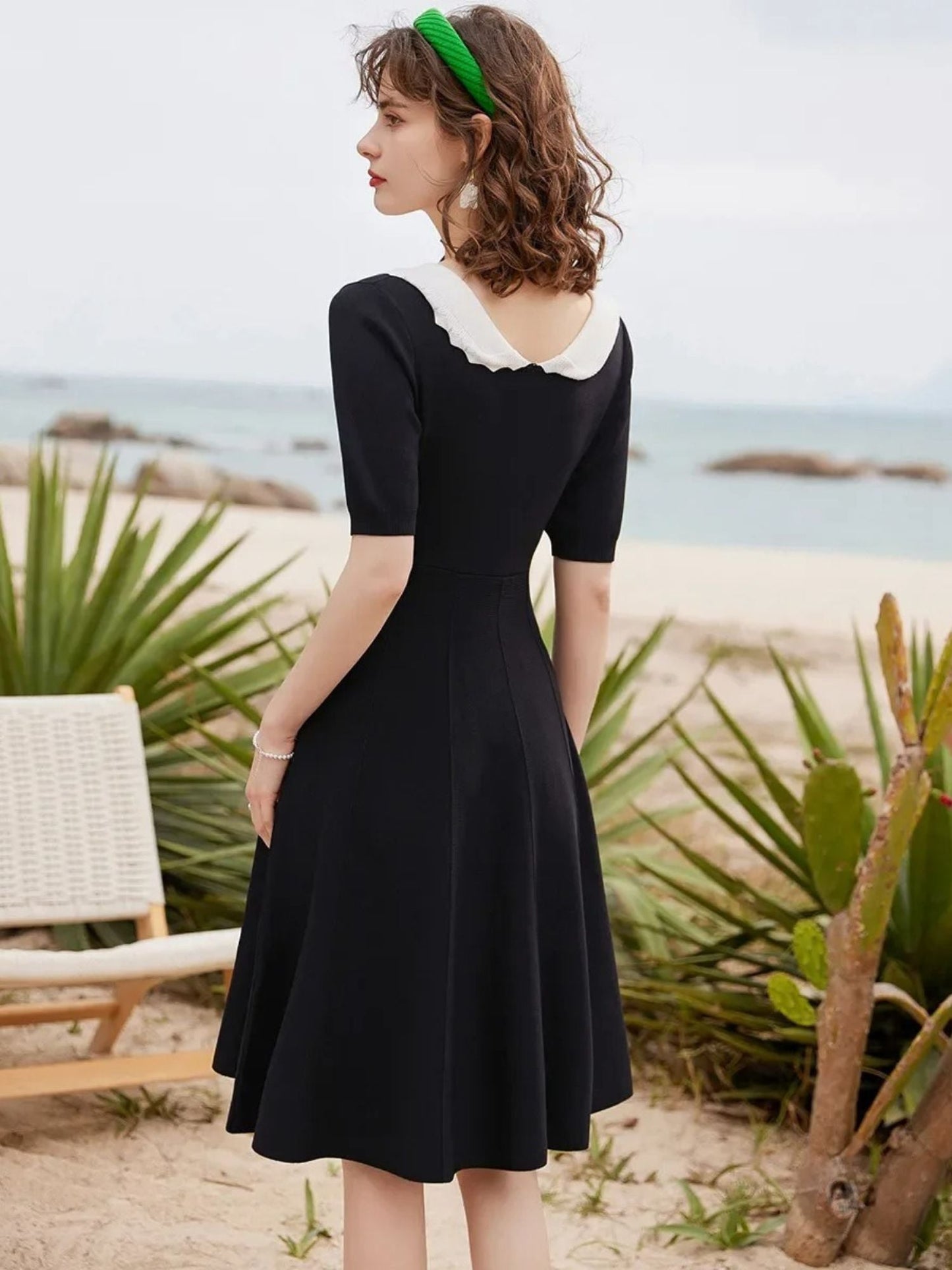 Vestido Evasê com Gola em Contraste