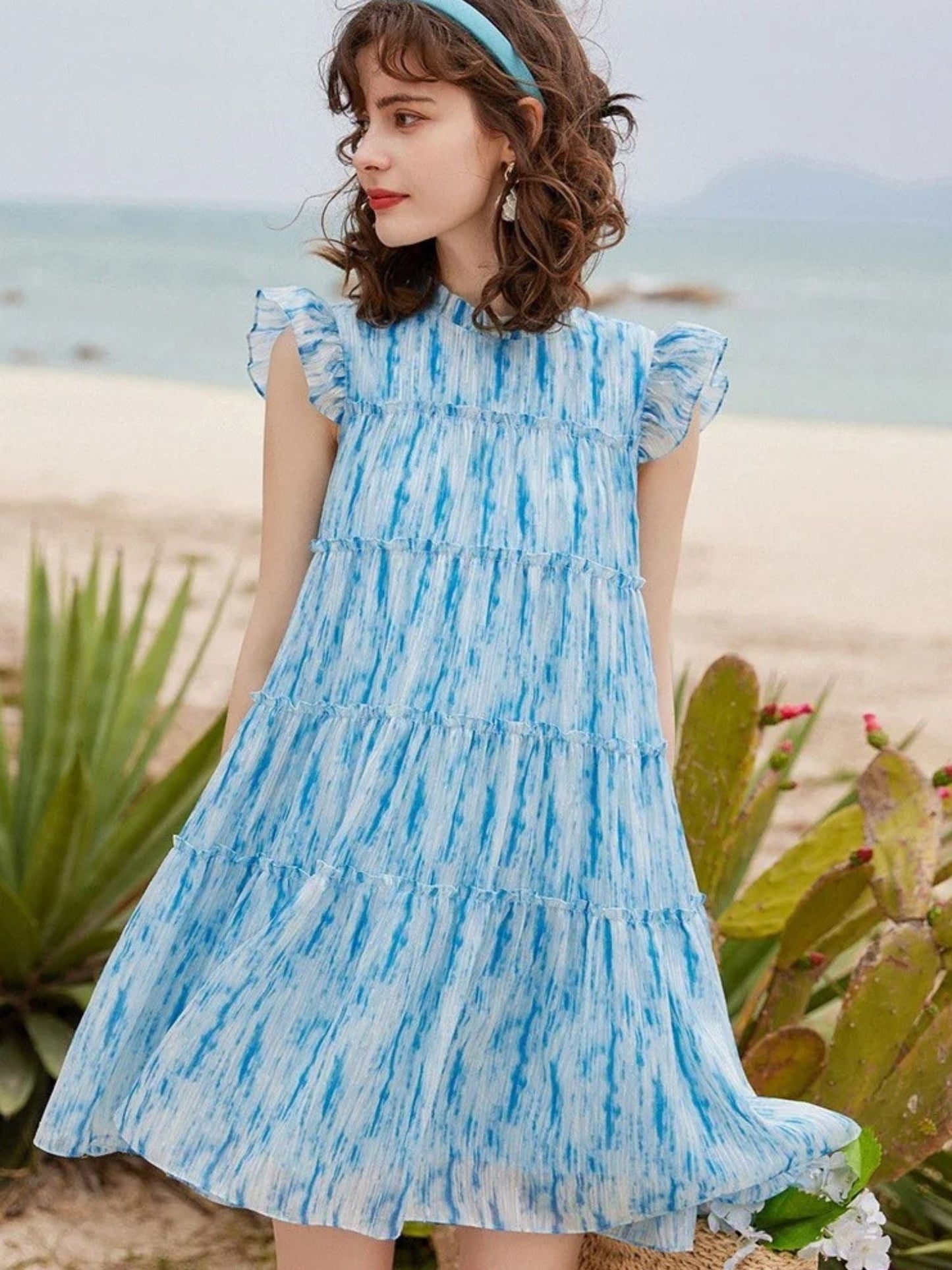 Mini vestido com corte A, padrão tie-dye e babados
