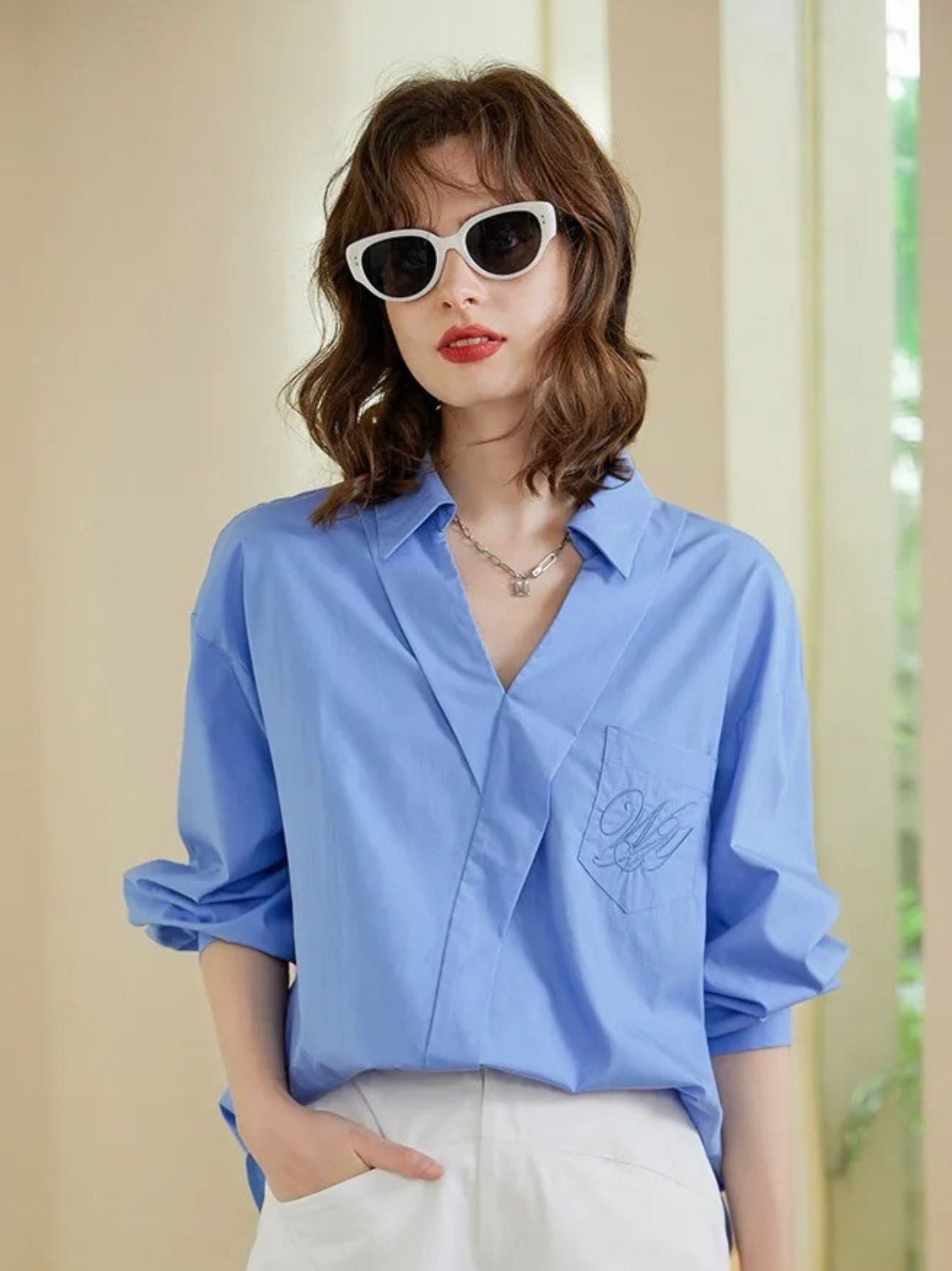 Camisa de manga longa com decote em V e bordado