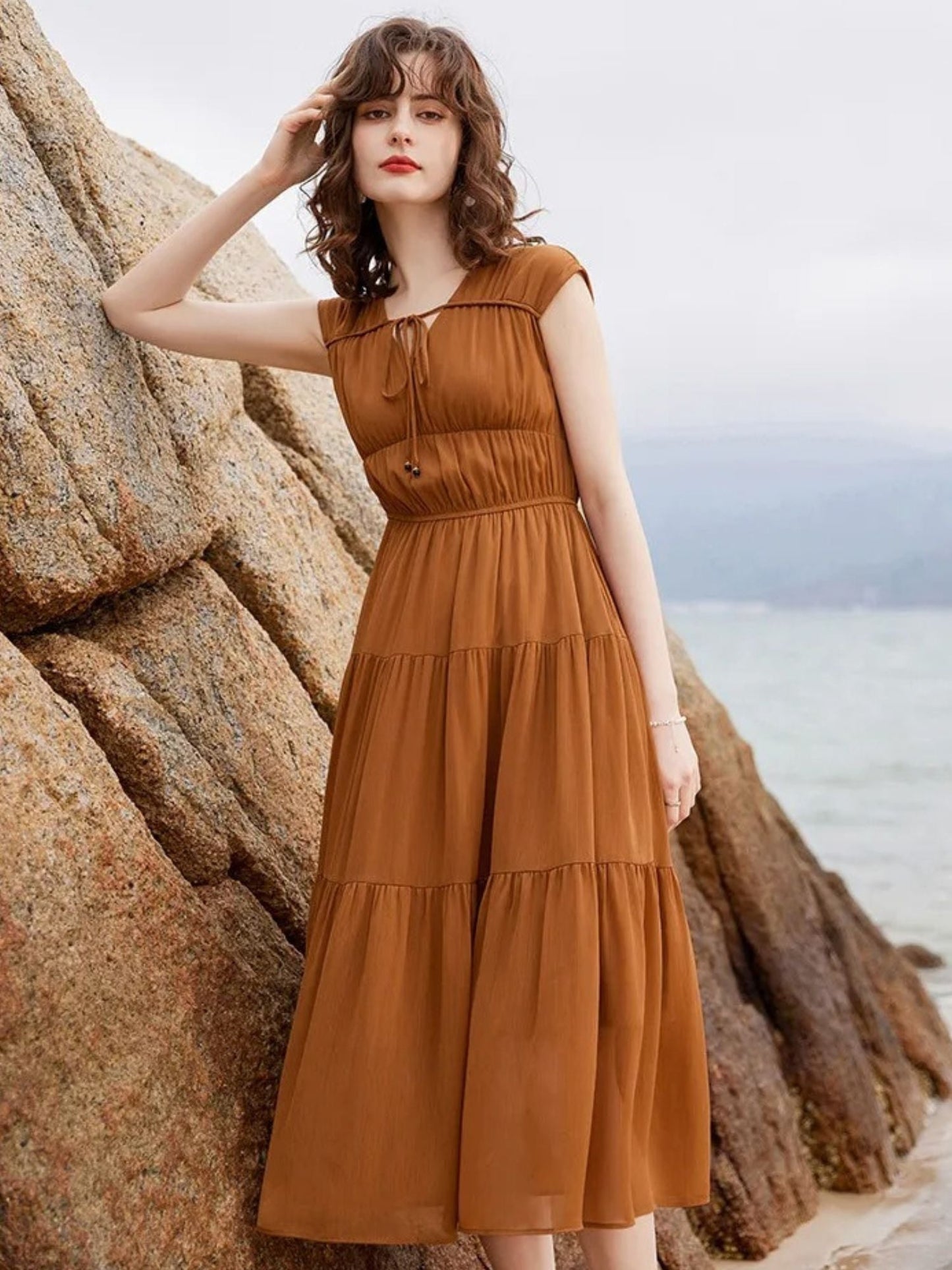 Vestido Longo com Decote V, Laço e Saia em Camadas