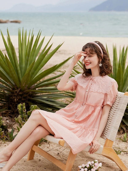 Vestido Curto com Abotoamento e Gola Peter Pan