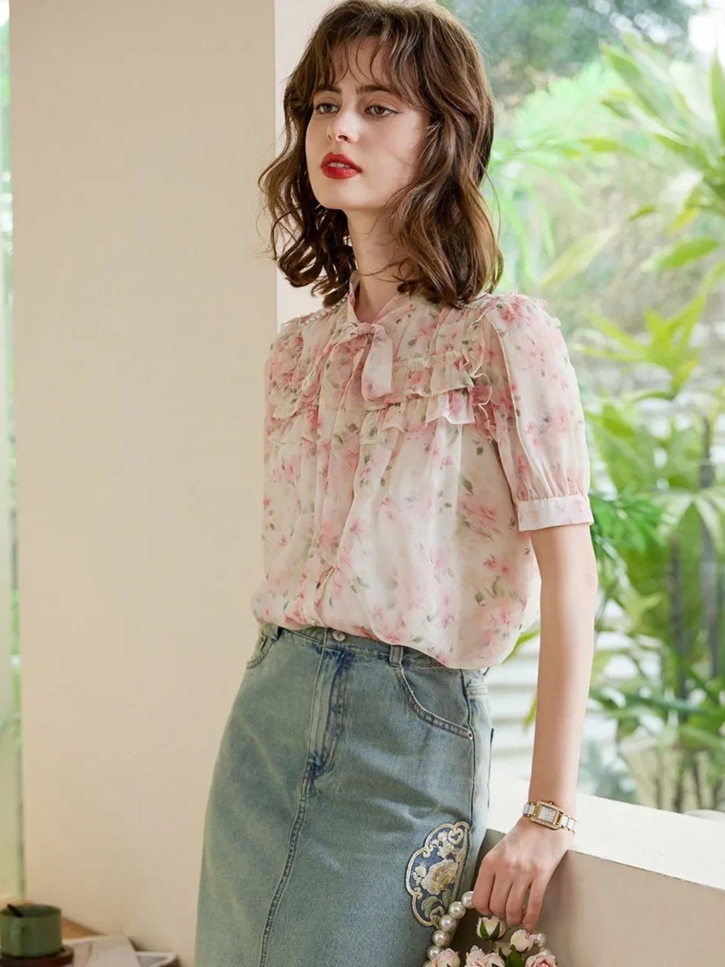 Camisa de manga curta com estampa de flores e detalhe de laço