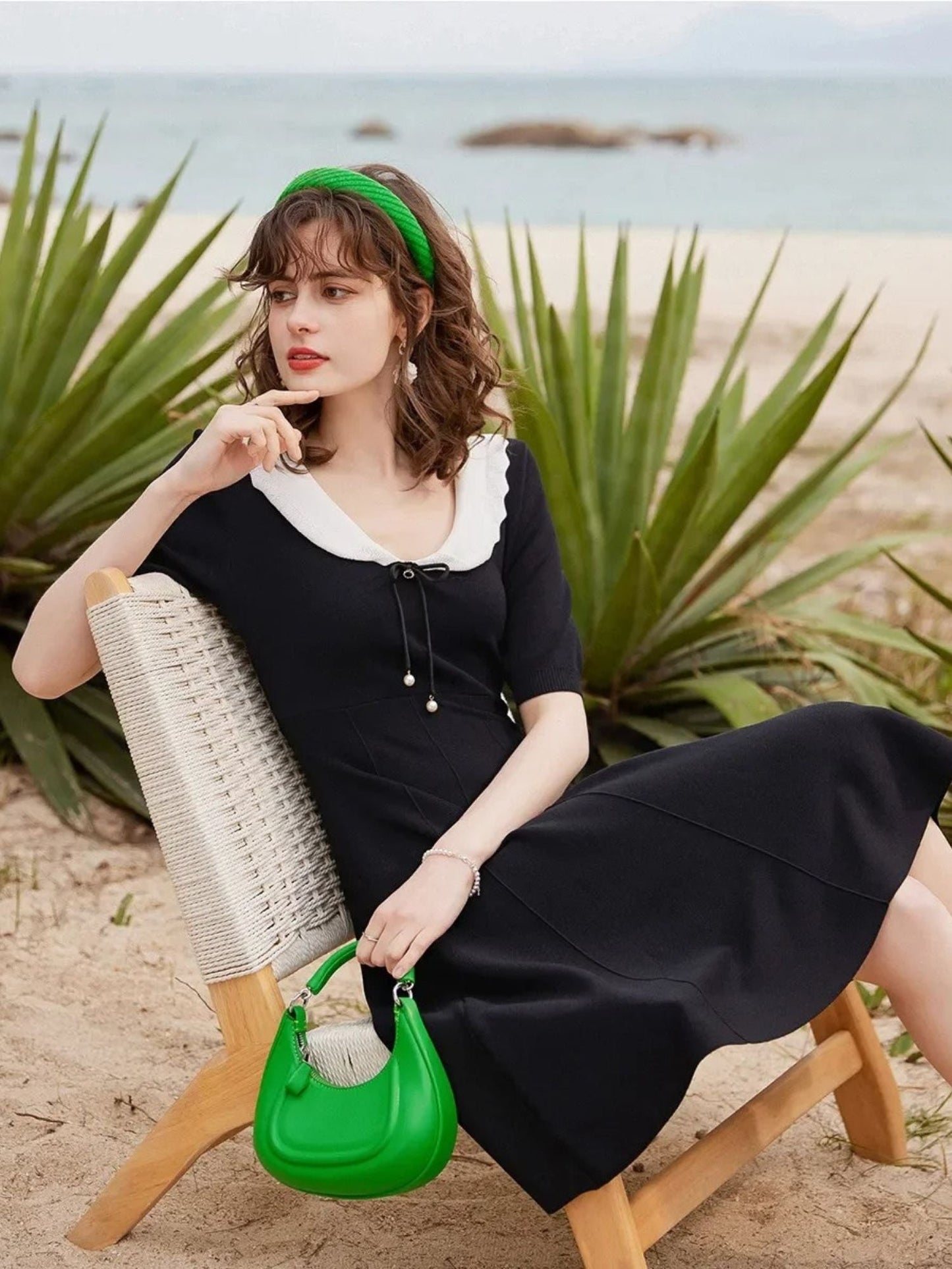 Vestido Evasê com Gola em Contraste