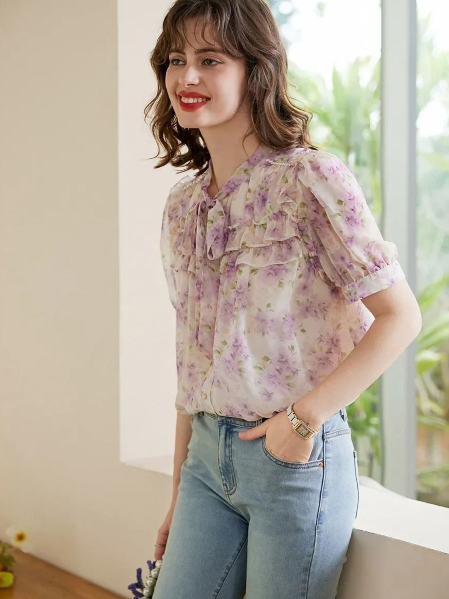 Camisa de manga curta com estampa de flores e detalhe de laço