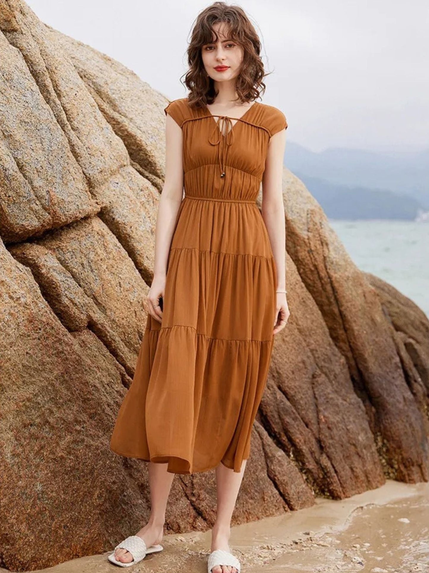 Vestido Longo com Decote V, Laço e Saia em Camadas