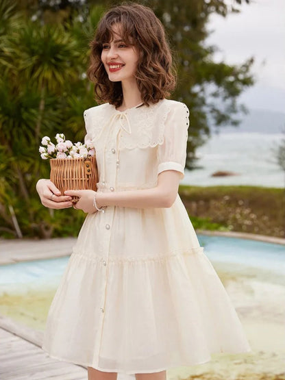 Vestido Curto com Abotoamento e Gola Peter Pan