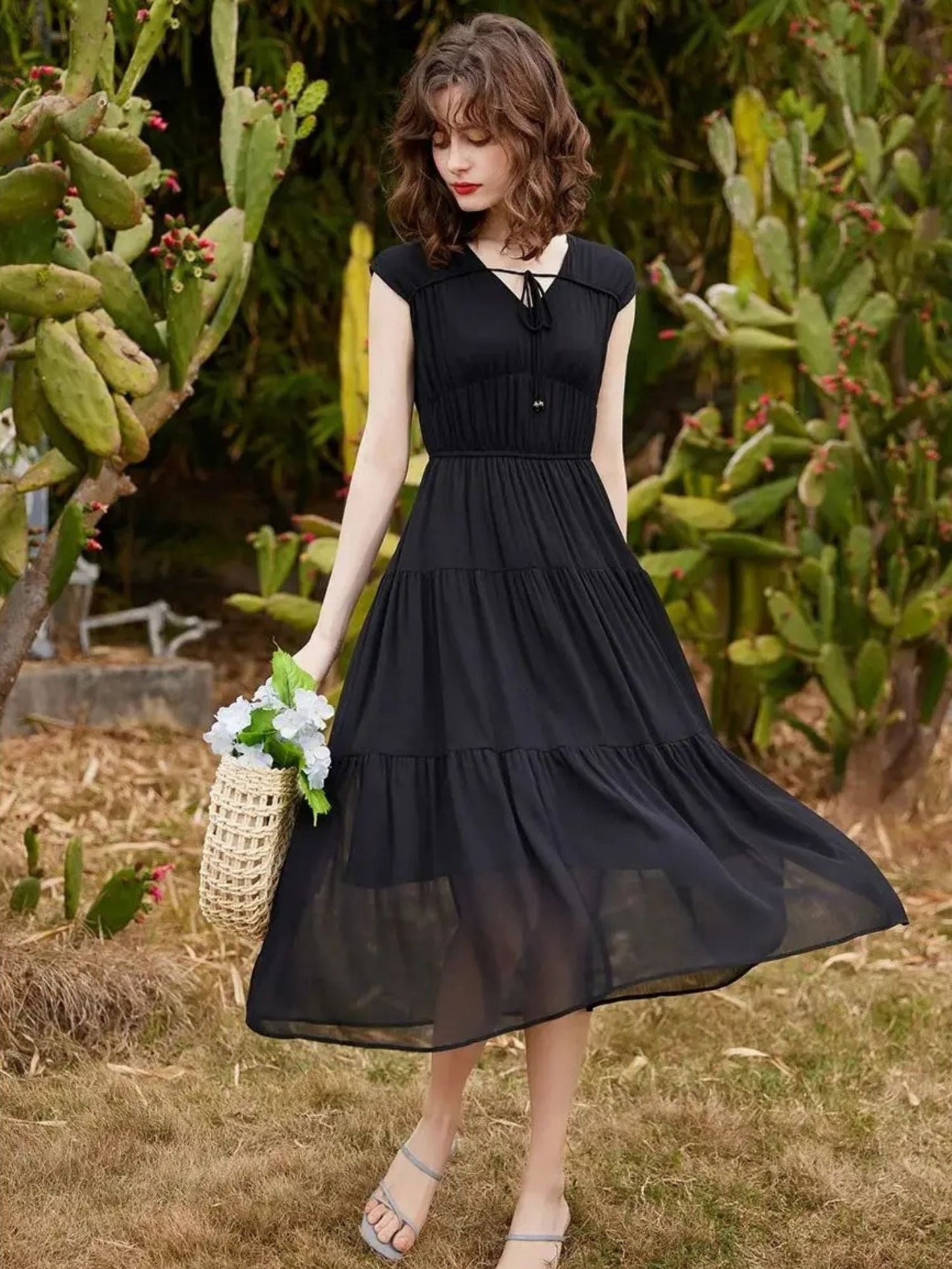 Vestido Longo com Decote V, Laço e Saia em Camadas
