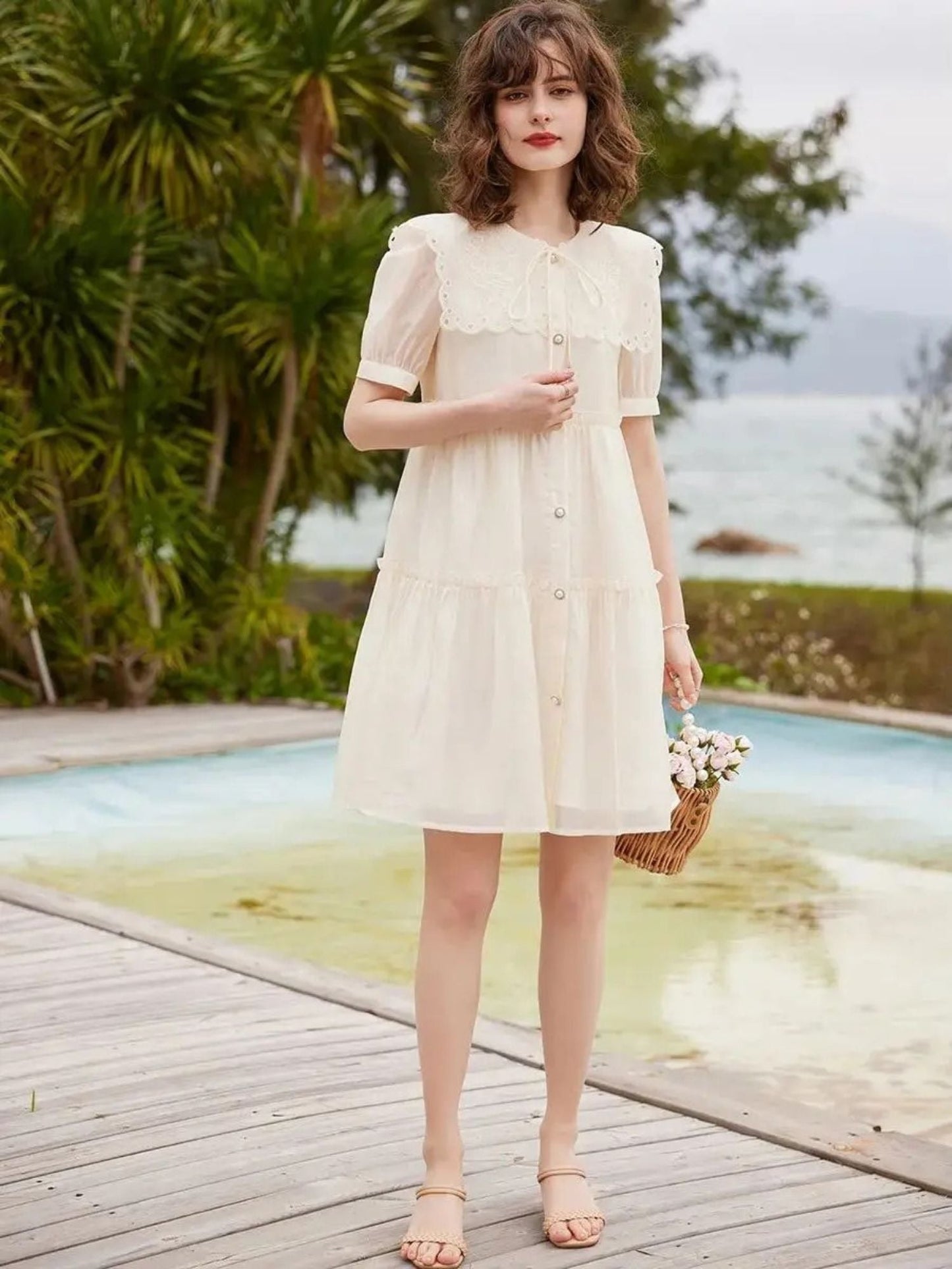 Vestido Curto com Abotoamento e Gola Peter Pan