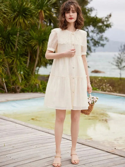 Vestido Curto com Abotoamento e Gola Peter Pan