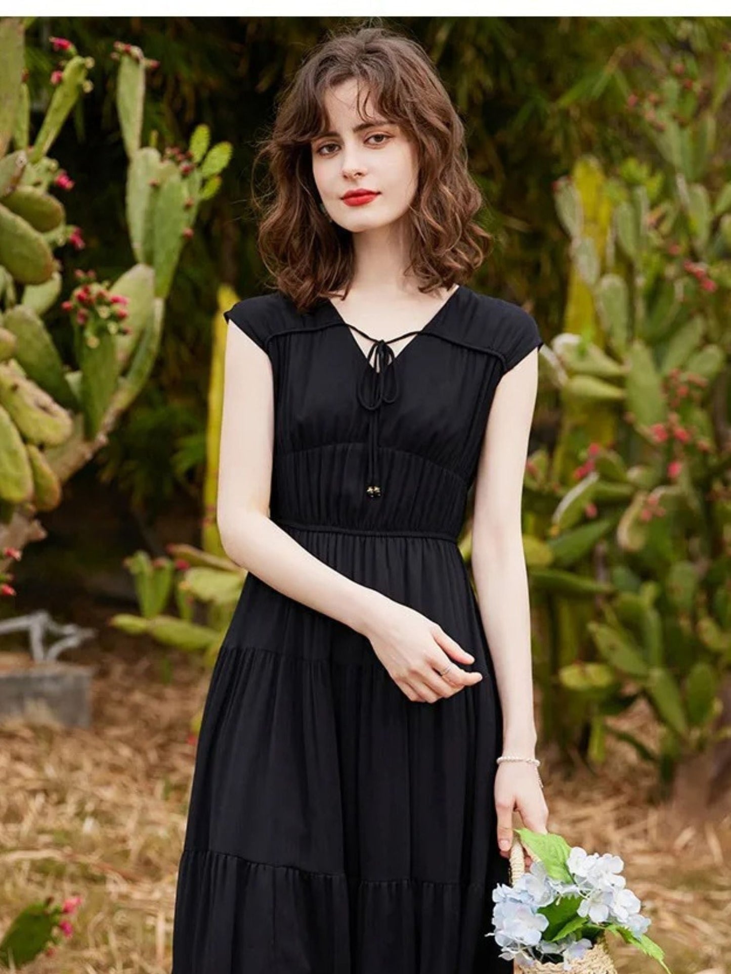 Vestido Longo com Decote V, Laço e Saia em Camadas