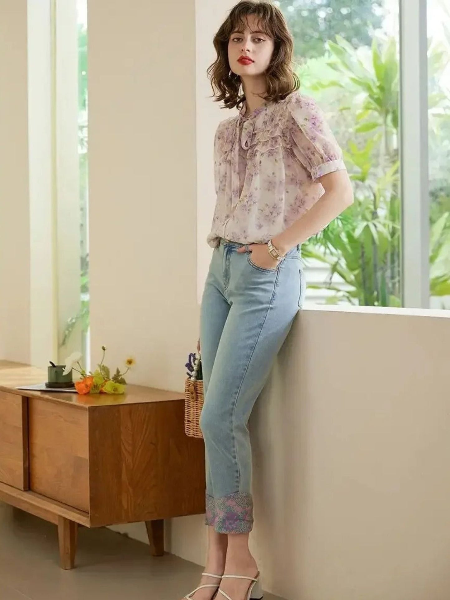 Camisa de manga curta com estampa de flores e detalhe de laço