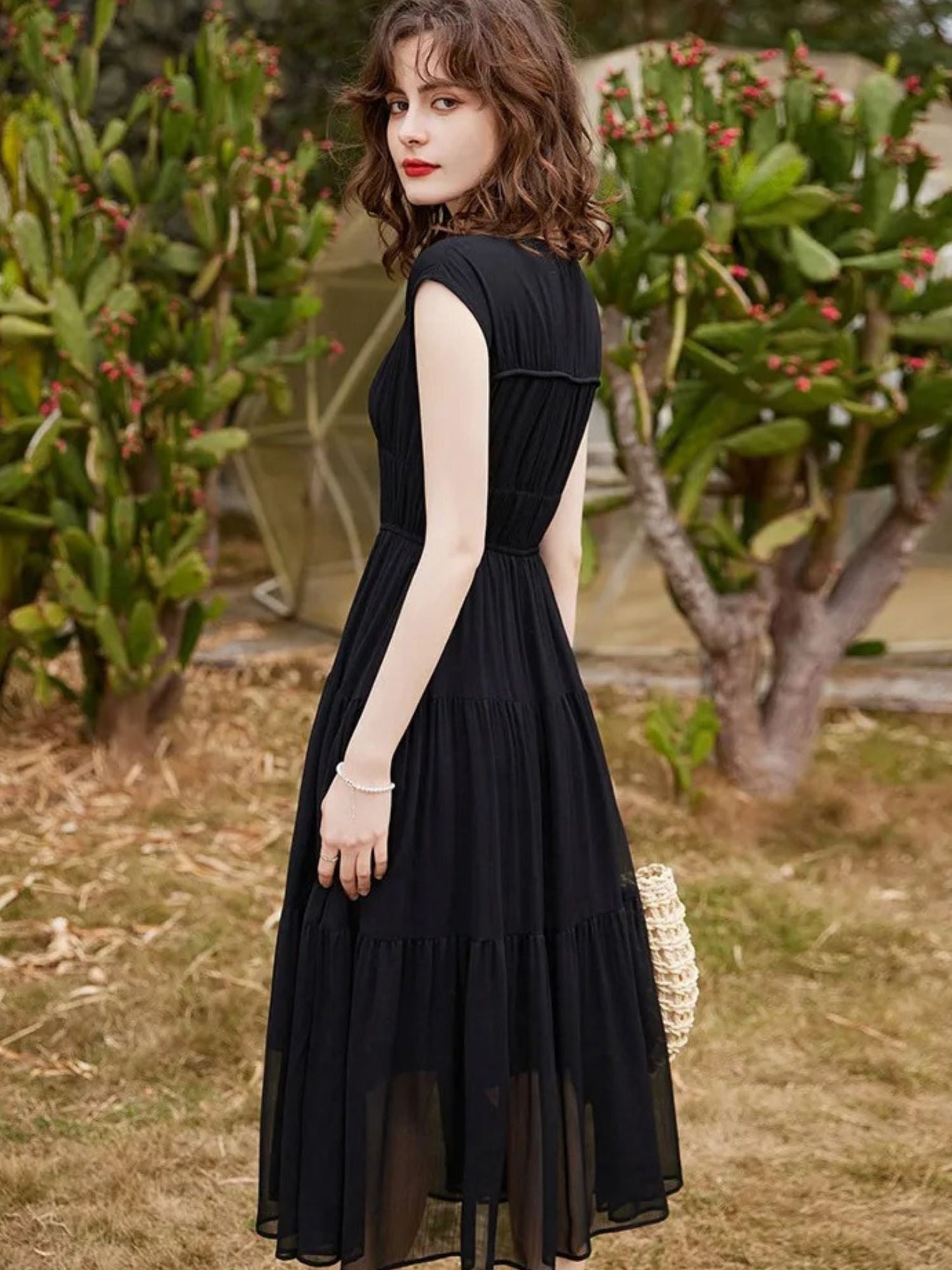 Vestido Longo com Decote V, Laço e Saia em Camadas