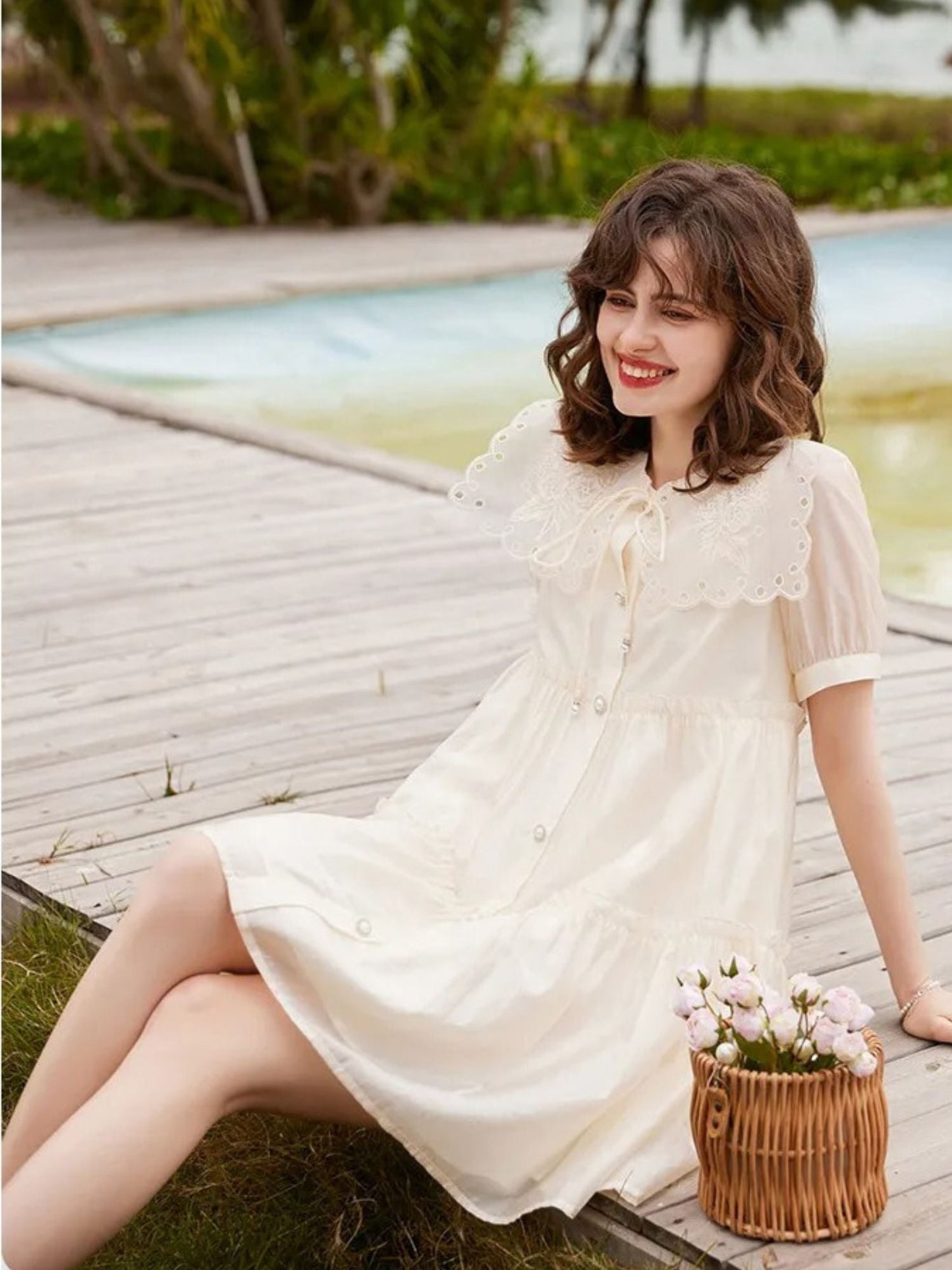 Vestido Curto com Abotoamento e Gola Peter Pan