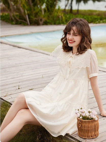 Vestido Curto com Abotoamento e Gola Peter Pan