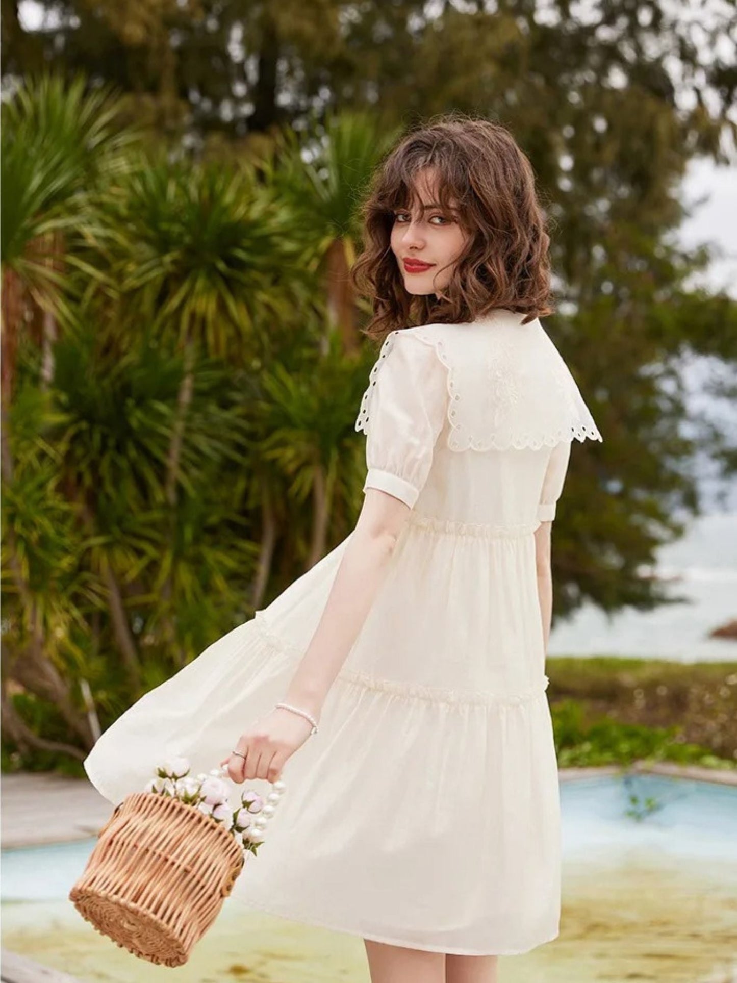 Vestido Curto com Abotoamento e Gola Peter Pan