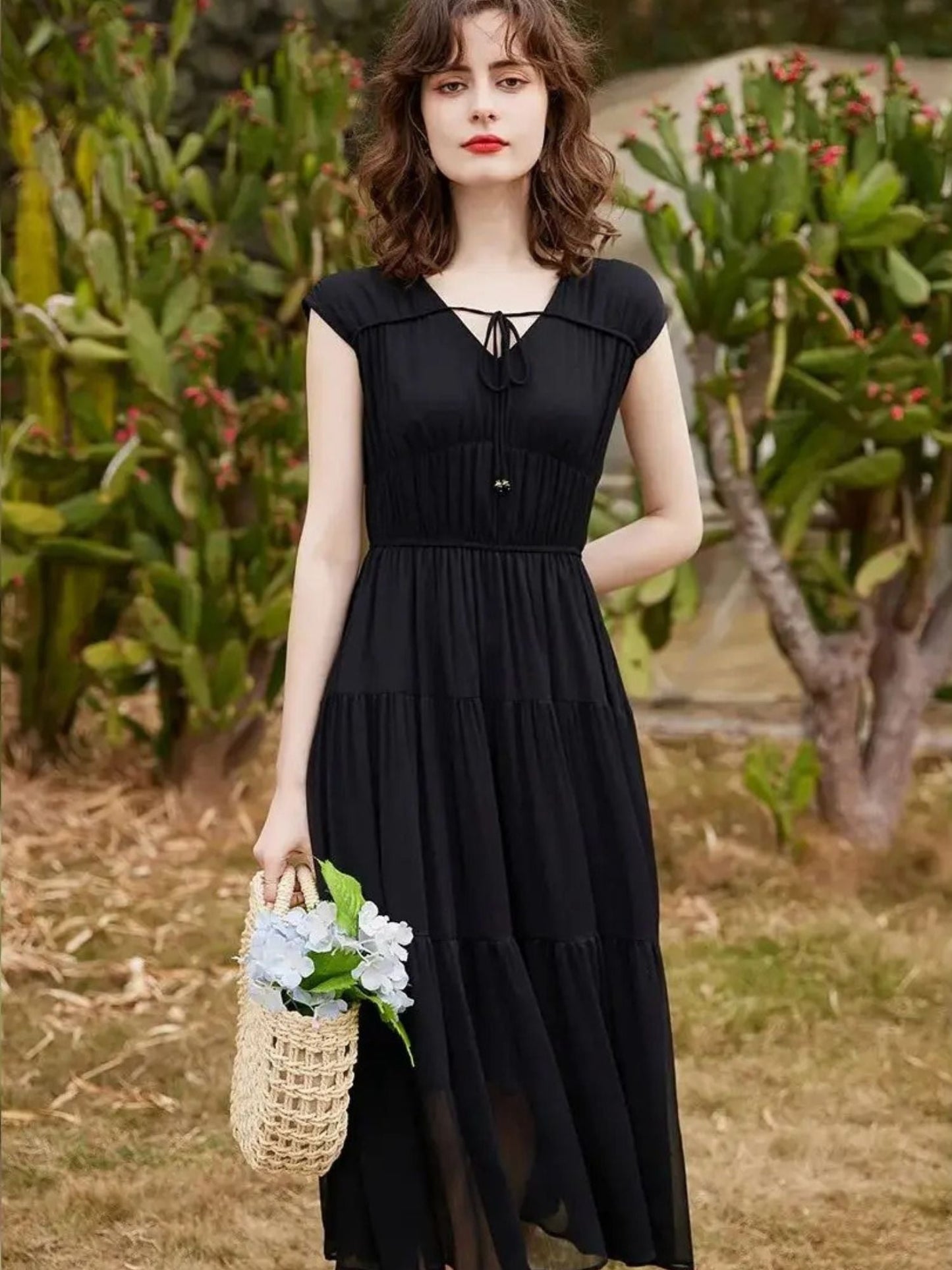 Vestido Longo com Decote V, Laço e Saia em Camadas